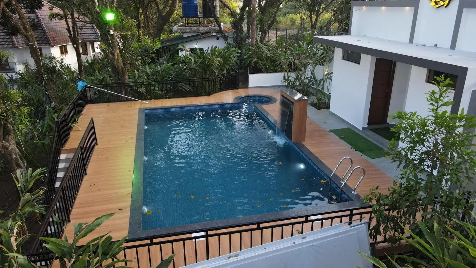 Elam Villa Pirmed 0*,  India