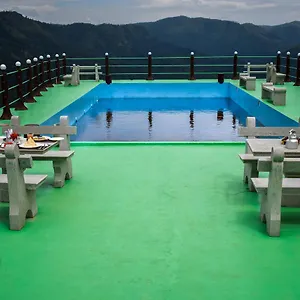 Resort Misty Hill, Pirmed